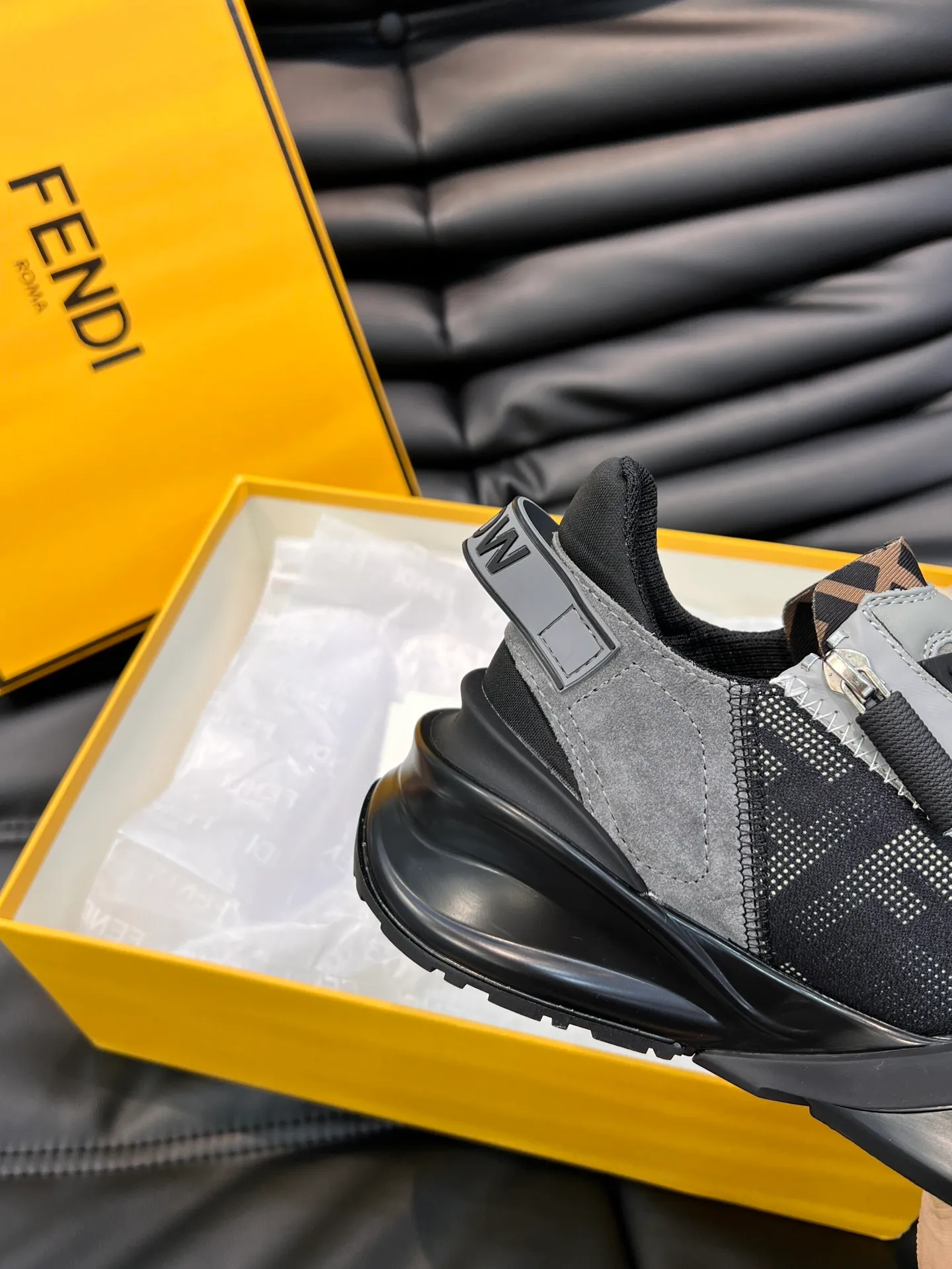 Men's shoes 💰p560 "Fend*" new men's casual sports shoes, equipped with elastic straps, side zippers, and corrugated soles engraved with F. Embossed Fendi Flow lettering on the heel. Made of technical fabric and a mix of blue and suede. Decorated with Lycra® details. FF graphic tongue. Ultra-light and wear-resistant EVA sole. Size: 38-44